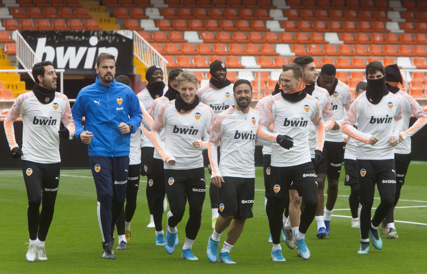 9.000 aficionados acuden al entrenamiento del Valencia CF en Mestalla. El conjunto blanquinegro se ha ejercitado en un día muy especial para los más pequeños.