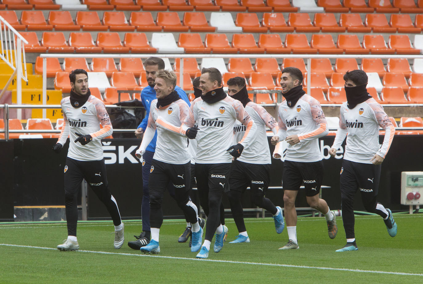 9.000 aficionados acuden al entrenamiento del Valencia CF en Mestalla. El conjunto blanquinegro se ha ejercitado en un día muy especial para los más pequeños.