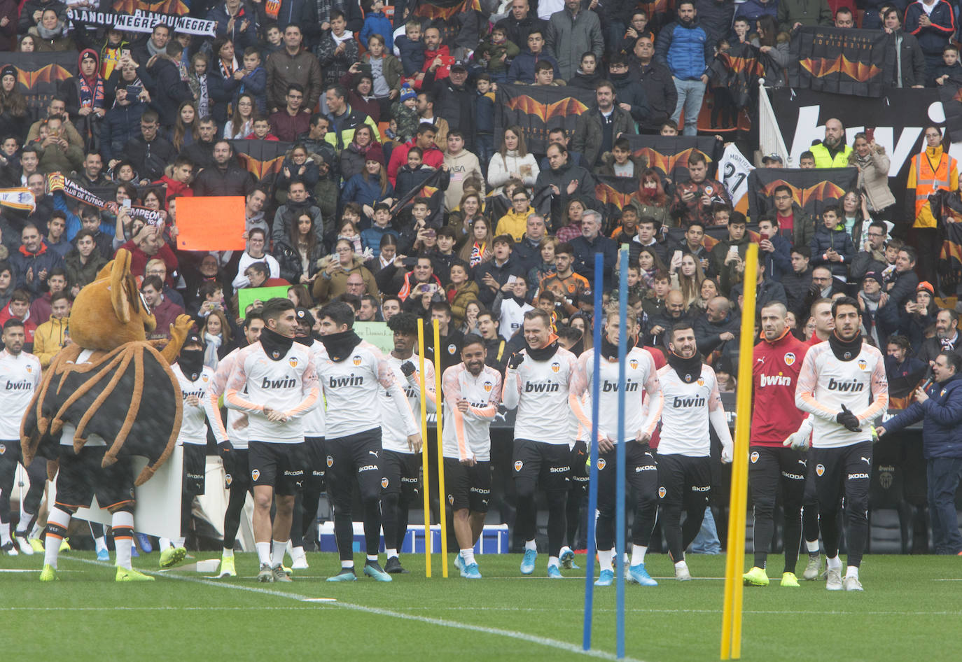 9.000 aficionados acuden al entrenamiento del Valencia CF en Mestalla. El conjunto blanquinegro se ha ejercitado en un día muy especial para los más pequeños.