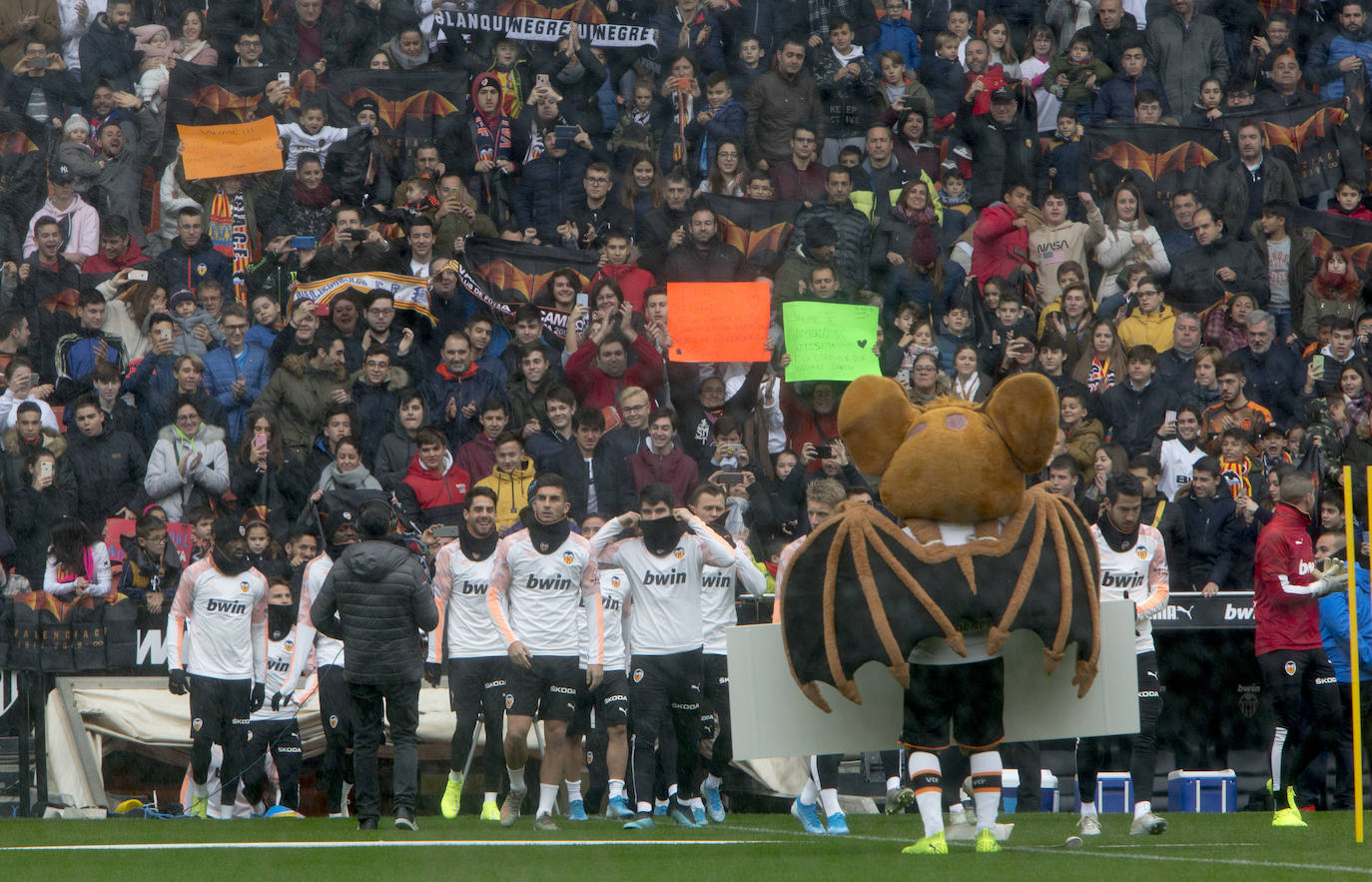 9.000 aficionados acuden al entrenamiento del Valencia CF en Mestalla. El conjunto blanquinegro se ha ejercitado en un día muy especial para los más pequeños.