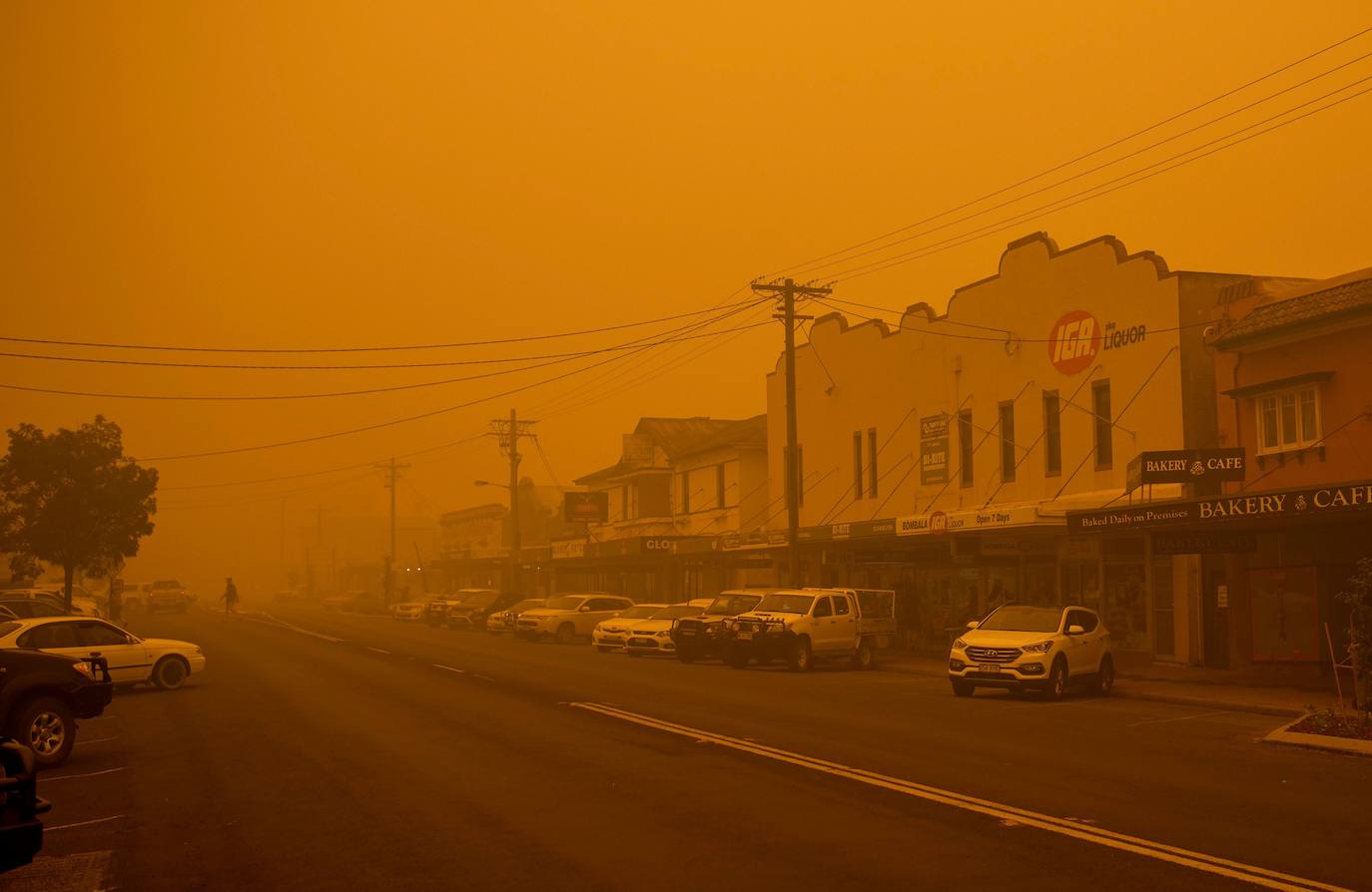 Los incendios forestales que arden sin control en Australia han obligado este martes a miles de personas a refugiarse en playas del sureste del país, en donde el fuego ha provocado 12 muertos y quemado un área similar a la de Costa Rica en los últimos meses. Centenares de incendios arden en esta última jornada del 2019 en Australia, en donde la atención se centra principalmente en la costa suroriental del país debido a las altas temperaturas, los fuertes vientos y el avance de las llamas hacia la costa.