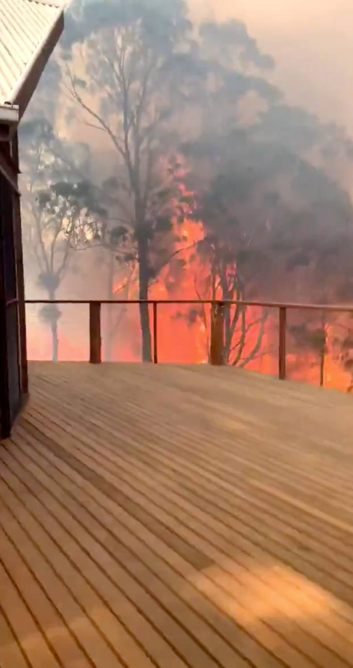 Los incendios forestales que arden sin control en Australia han obligado este martes a miles de personas a refugiarse en playas del sureste del país, en donde el fuego ha provocado 12 muertos y quemado un área similar a la de Costa Rica en los últimos meses. Centenares de incendios arden en esta última jornada del 2019 en Australia, en donde la atención se centra principalmente en la costa suroriental del país debido a las altas temperaturas, los fuertes vientos y el avance de las llamas hacia la costa.