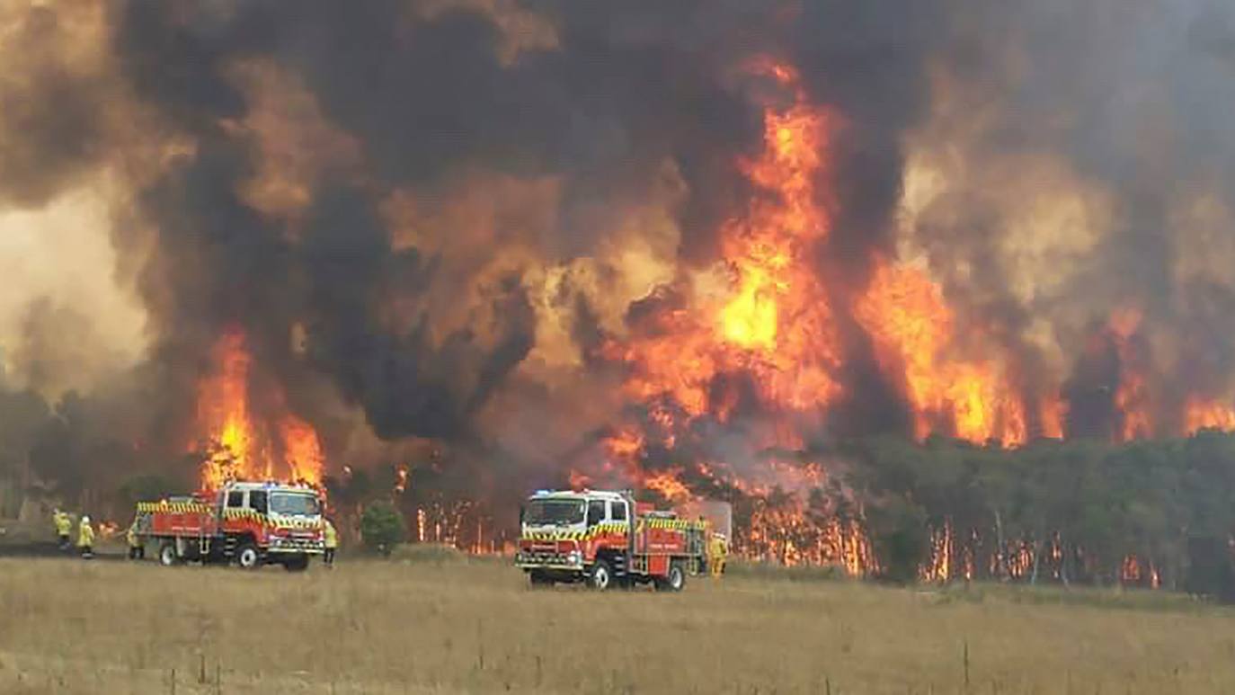 Los incendios forestales que arden sin control en Australia han obligado este martes a miles de personas a refugiarse en playas del sureste del país, en donde el fuego ha provocado 12 muertos y quemado un área similar a la de Costa Rica en los últimos meses. Centenares de incendios arden en esta última jornada del 2019 en Australia, en donde la atención se centra principalmente en la costa suroriental del país debido a las altas temperaturas, los fuertes vientos y el avance de las llamas hacia la costa.