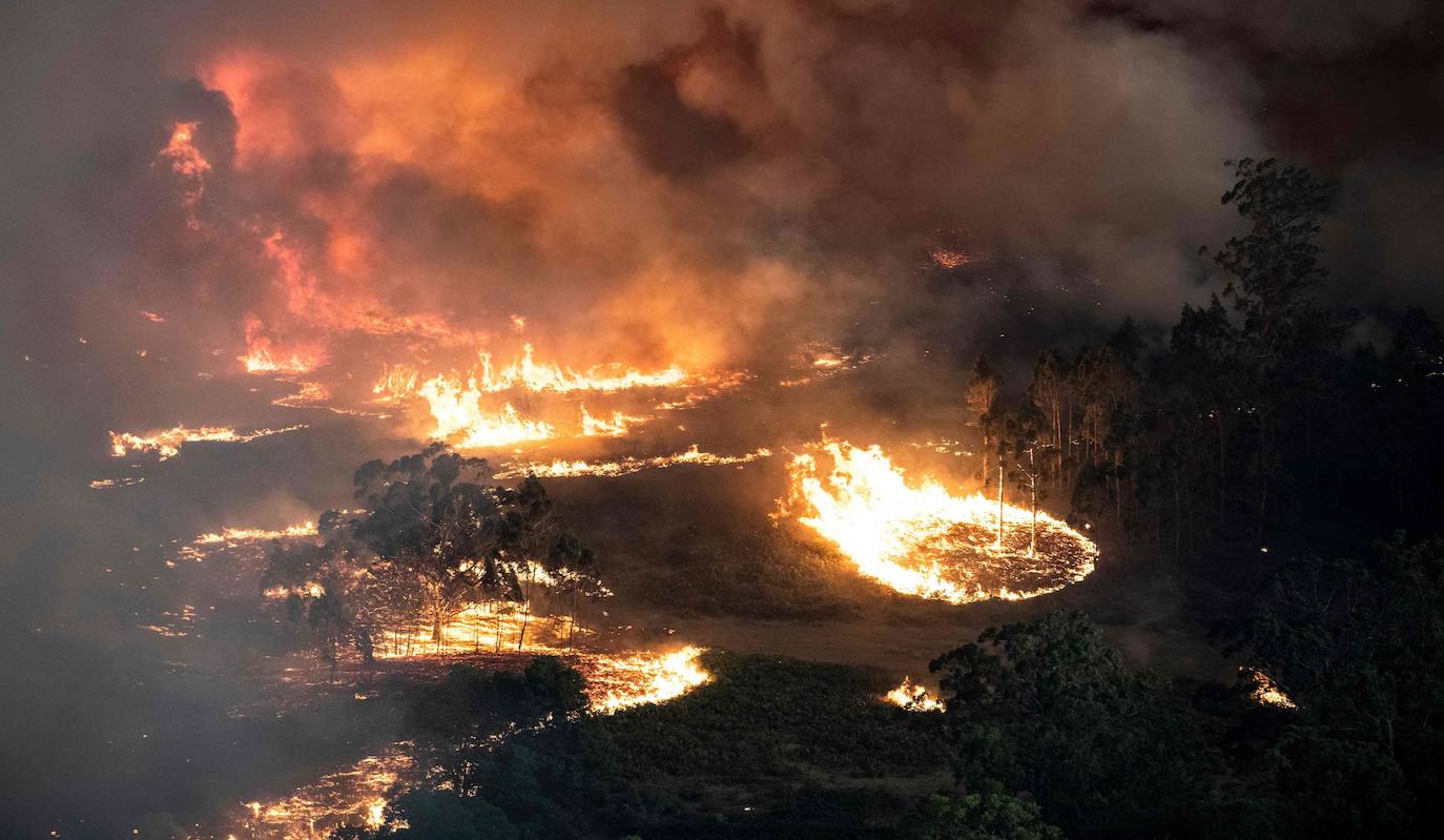 Los incendios forestales que arden sin control en Australia han obligado este martes a miles de personas a refugiarse en playas del sureste del país, en donde el fuego ha provocado 12 muertos y quemado un área similar a la de Costa Rica en los últimos meses. Centenares de incendios arden en esta última jornada del 2019 en Australia, en donde la atención se centra principalmente en la costa suroriental del país debido a las altas temperaturas, los fuertes vientos y el avance de las llamas hacia la costa.