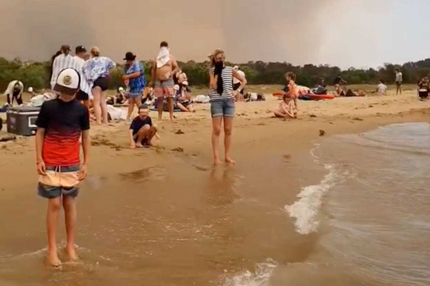 Los incendios forestales que arden sin control en Australia han obligado este martes a miles de personas a refugiarse en playas del sureste del país, en donde el fuego ha provocado 12 muertos y quemado un área similar a la de Costa Rica en los últimos meses. Centenares de incendios arden en esta última jornada del 2019 en Australia, en donde la atención se centra principalmente en la costa suroriental del país debido a las altas temperaturas, los fuertes vientos y el avance de las llamas hacia la costa.