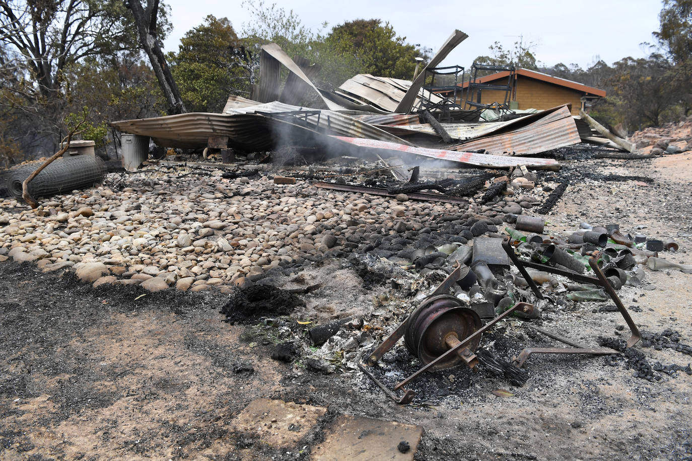 Los incendios forestales que arden sin control en Australia han obligado este martes a miles de personas a refugiarse en playas del sureste del país, en donde el fuego ha provocado 12 muertos y quemado un área similar a la de Costa Rica en los últimos meses. Centenares de incendios arden en esta última jornada del 2019 en Australia, en donde la atención se centra principalmente en la costa suroriental del país debido a las altas temperaturas, los fuertes vientos y el avance de las llamas hacia la costa.