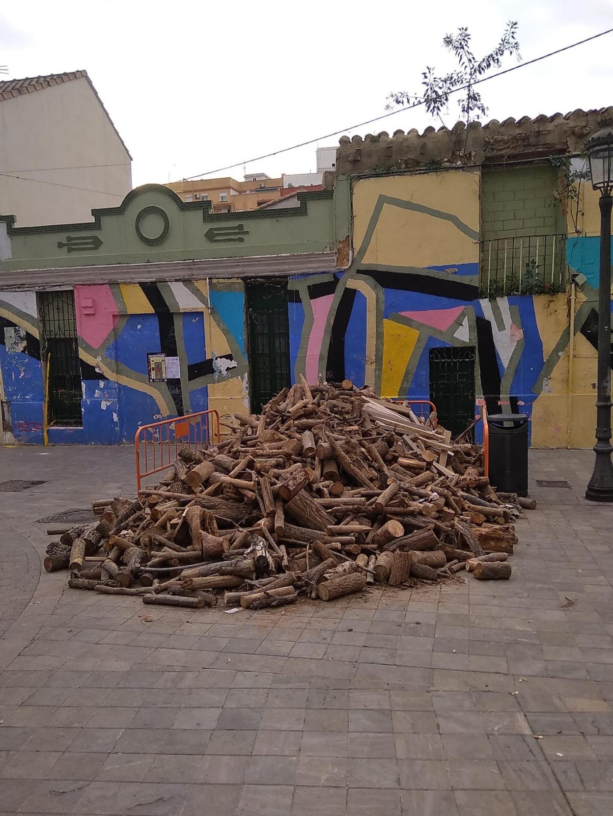 Hoguera preparada para hoy en la plaza de Patraix. 