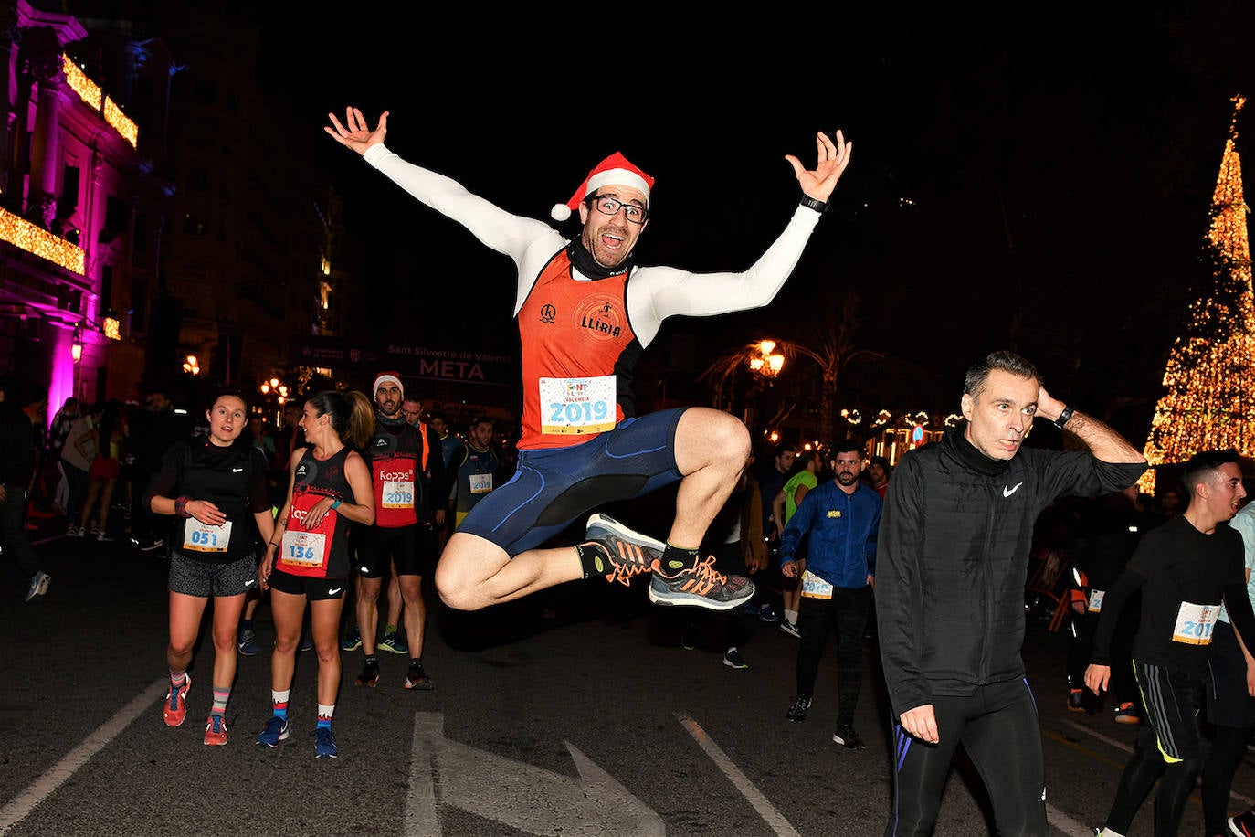 Corredores populares han despedido este lunes 30 el año 2019 con la carrera de San Silvestre de Valencia.