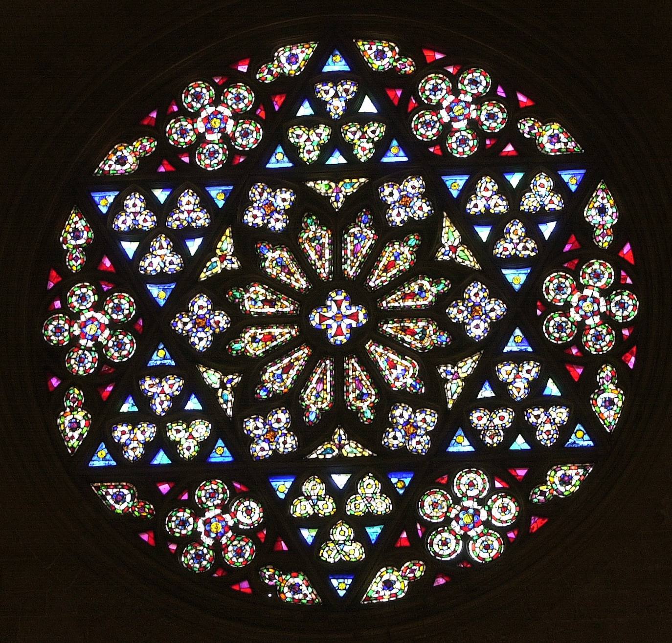 Las fiestas navideñas son una buena ocasión para visitar la Catedral de Valencia, una verdadera joya de arquitectura religiosa. Aquí le mostramos una pequeña parte (las fotografías corresponden a los últimos años). Más conocida como la 'Seu', está dedicada por deseo de Jaime I a la Asunción de María. Es uno de los reclamos turísticos por excelencia de la ciudad, muestra distintiva del gótico valenciano. En su interior se venera el 'Santo Cáliz', que data del siglo I y fue otorgado a la catedral por Alfonso el Magnánimo en 1436. Se empezó a construir en 1262 y no fue hasta 1356 cuando se terminó esta imponente construcción de tres naves, que fue pasando por distintos estilos con el transcurso de los siglos.