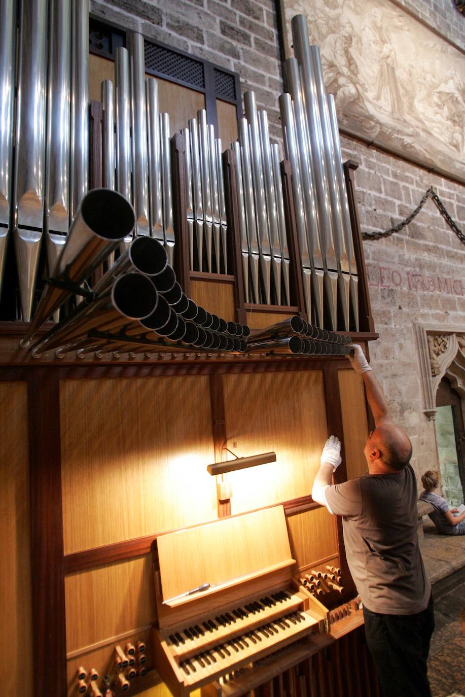 Las fiestas navideñas son una buena ocasión para visitar la Catedral de Valencia, una verdadera joya de arquitectura religiosa. Aquí le mostramos una pequeña parte (las fotografías corresponden a los últimos años). Más conocida como la 'Seu', está dedicada por deseo de Jaime I a la Asunción de María. Es uno de los reclamos turísticos por excelencia de la ciudad, muestra distintiva del gótico valenciano. En su interior se venera el 'Santo Cáliz', que data del siglo I y fue otorgado a la catedral por Alfonso el Magnánimo en 1436. Se empezó a construir en 1262 y no fue hasta 1356 cuando se terminó esta imponente construcción de tres naves, que fue pasando por distintos estilos con el transcurso de los siglos.