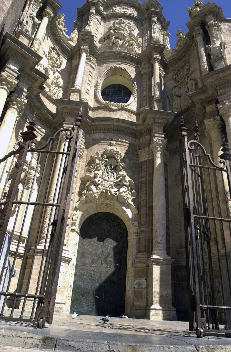 Las fiestas navideñas son una buena ocasión para visitar la Catedral de Valencia, una verdadera joya de arquitectura religiosa. Aquí le mostramos una pequeña parte (las fotografías corresponden a los últimos años). Más conocida como la 'Seu', está dedicada por deseo de Jaime I a la Asunción de María. Es uno de los reclamos turísticos por excelencia de la ciudad, muestra distintiva del gótico valenciano. En su interior se venera el 'Santo Cáliz', que data del siglo I y fue otorgado a la catedral por Alfonso el Magnánimo en 1436. Se empezó a construir en 1262 y no fue hasta 1356 cuando se terminó esta imponente construcción de tres naves, que fue pasando por distintos estilos con el transcurso de los siglos.