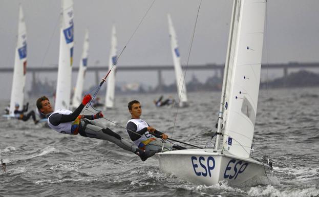 Jordi Xammar, en segundo término, compitiendo junto a Joan Herp en Río 2016. 