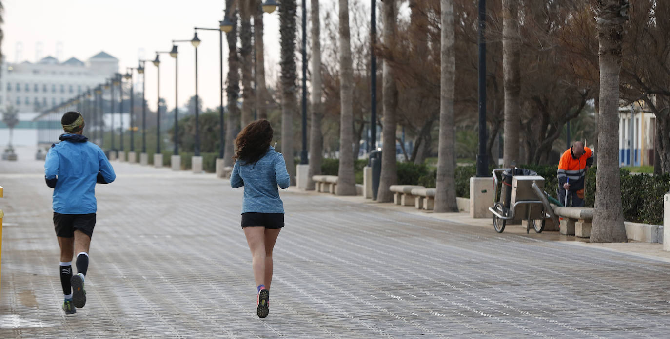 Fotos: Los servicios de limpieza retiran los restos de basura tras la Nochevieja en Valencia