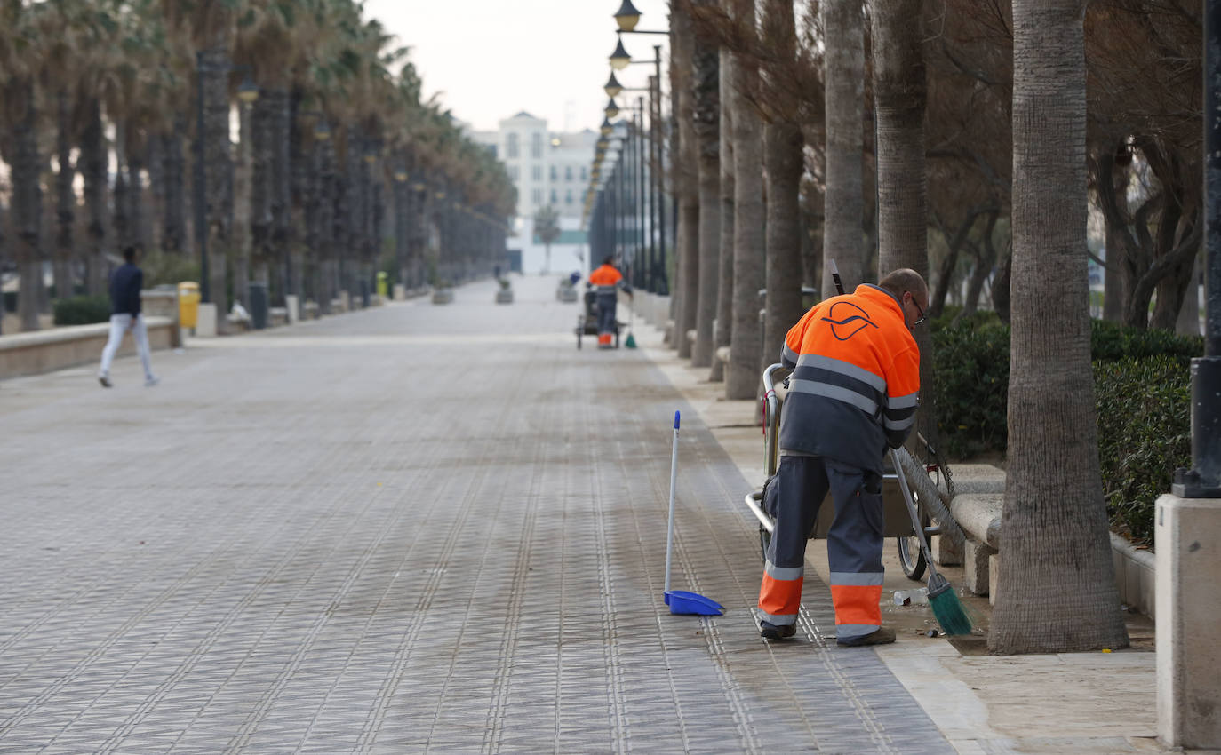 Fotos: Los servicios de limpieza retiran los restos de basura tras la Nochevieja en Valencia
