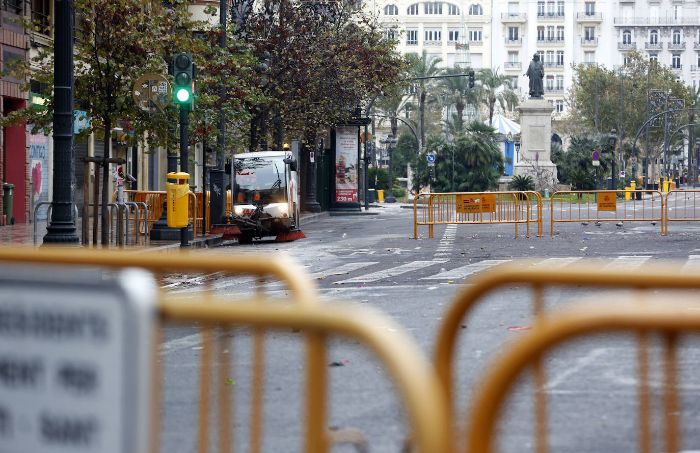 Fotos: Los servicios de limpieza retiran los restos de basura tras la Nochevieja en Valencia