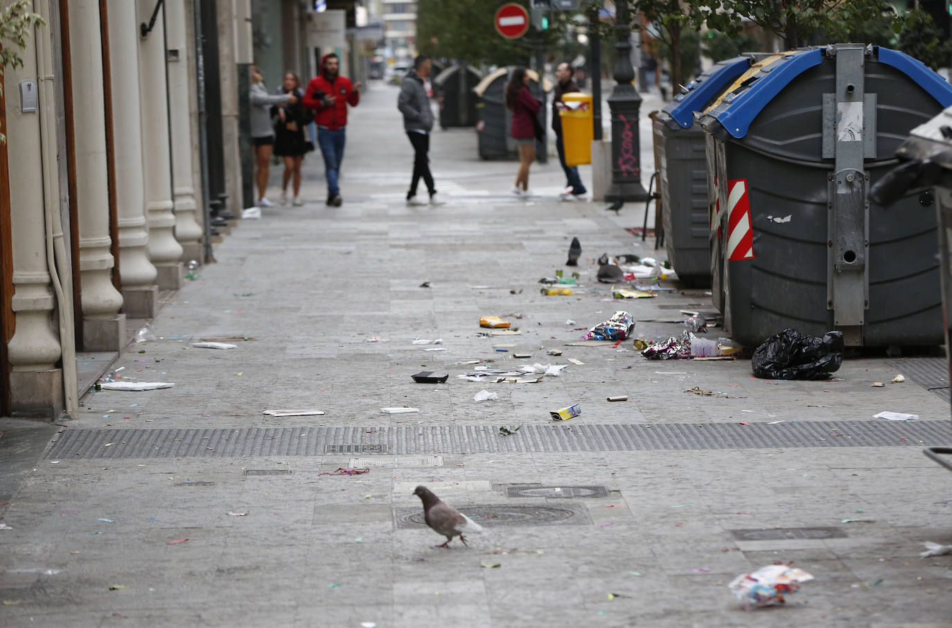 Fotos: Los servicios de limpieza retiran los restos de basura tras la Nochevieja en Valencia