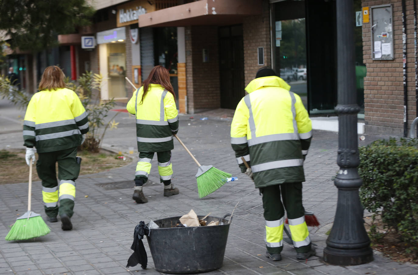 Fotos: Los servicios de limpieza retiran los restos de basura tras la Nochevieja en Valencia