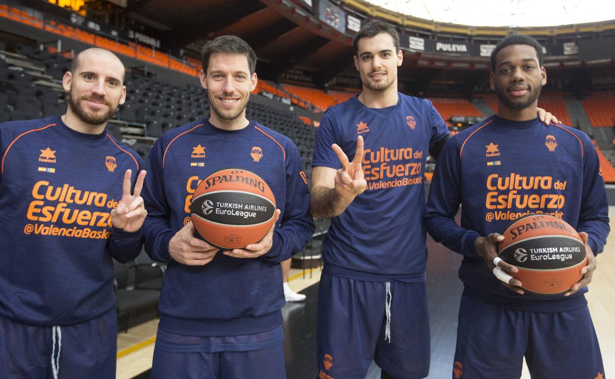 Colom, Van Rossom, Abalde y Loyd posan en la Fonteta formando un 2020. :: 