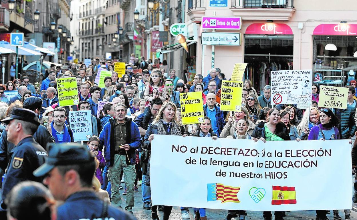 Manifestación convocada en Valencia en 2017 contra el decreto de plurilingüismo que acabó siendo derogado.