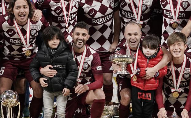 David Villa junto a su amigo Andrés Iniesta con el trofeo de la Copa del Emperador