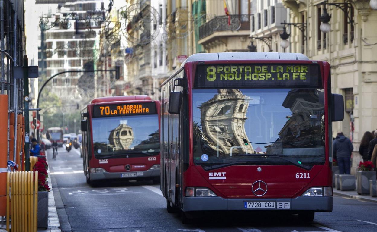 Autobuses de la EMT a su paso por la calle de la Paz. 