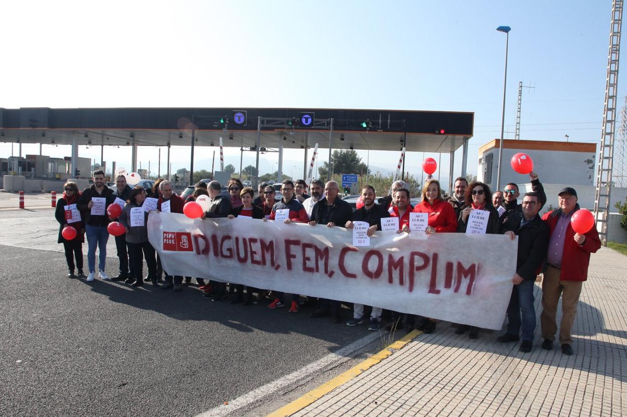 Los ediles socialistas en la entrada de la AP-7 en Ondara. 