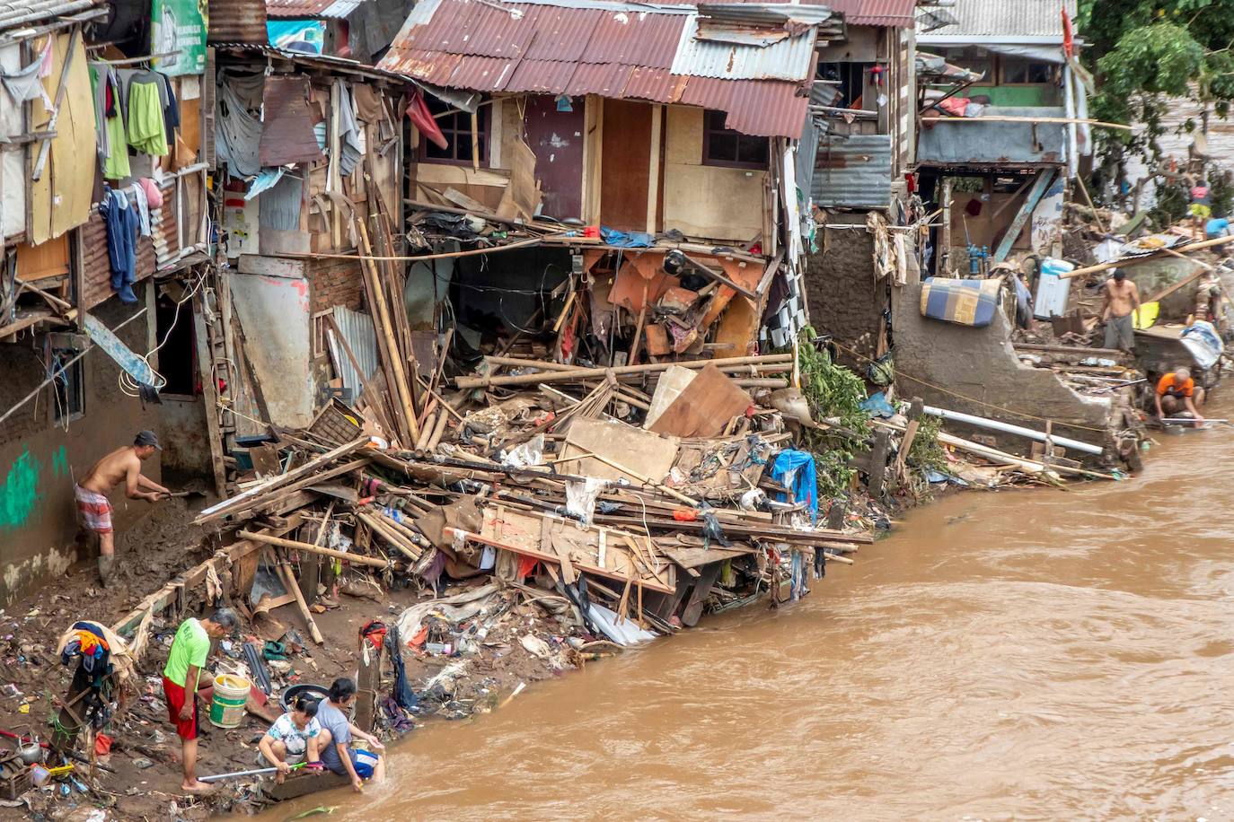 Algunos destrozos que han dejado las inundaciones de Indonesia.