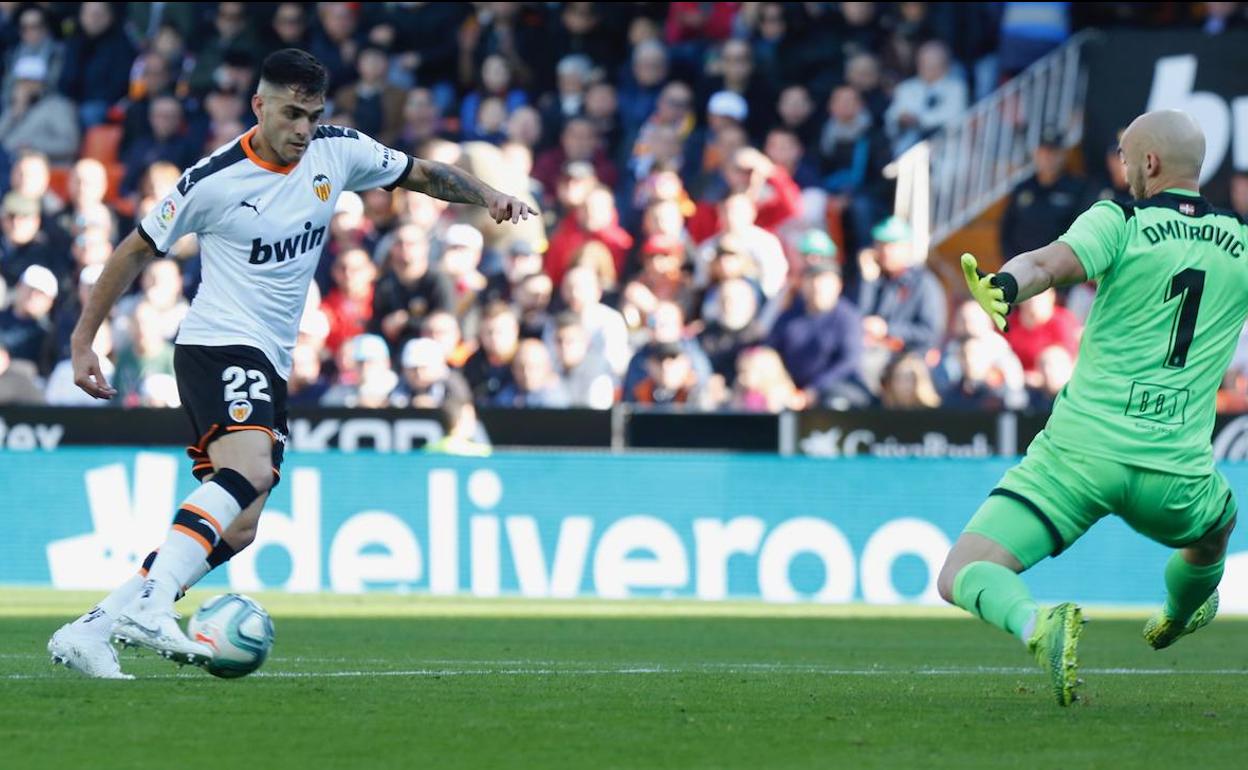 Maxi Gómez encara a Dmitrovic.