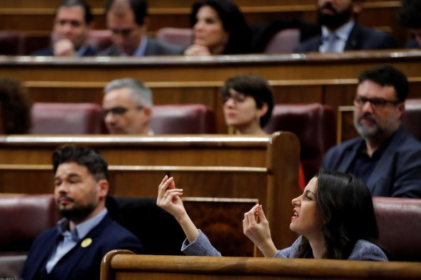 Ines Arrimadas se queja mirando a la bancada socialista durante el discurso de Mertxe Aizpurua.