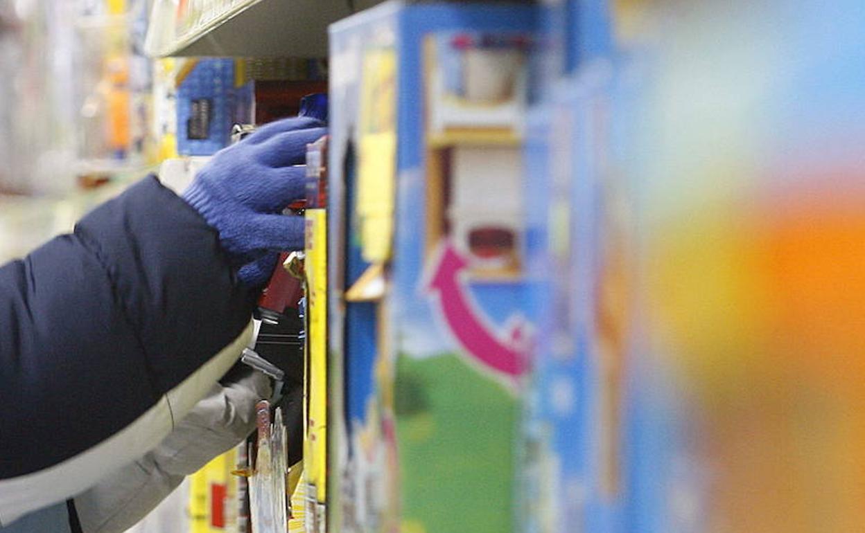 Un niño elige un juguete del estante de una tienda. 