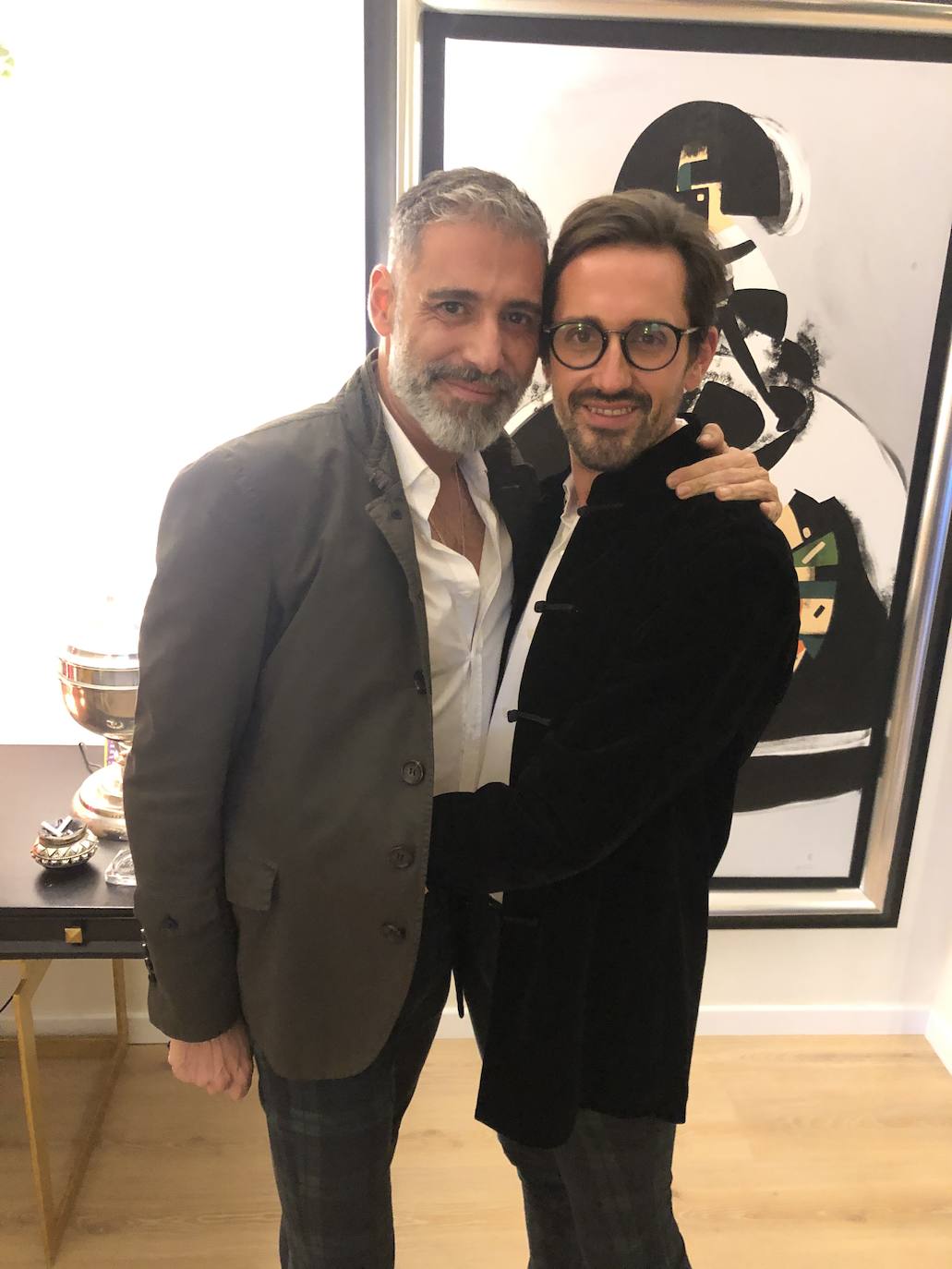 Maximiliano Rese, argentino que trabaja para Prada, con su pareja, el estilista Álex Jordán. 