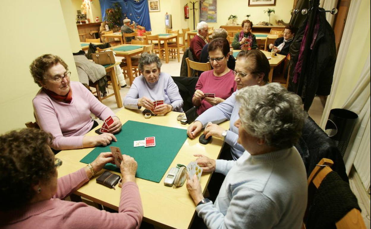 Grupo de pensionistas en un centro social. 