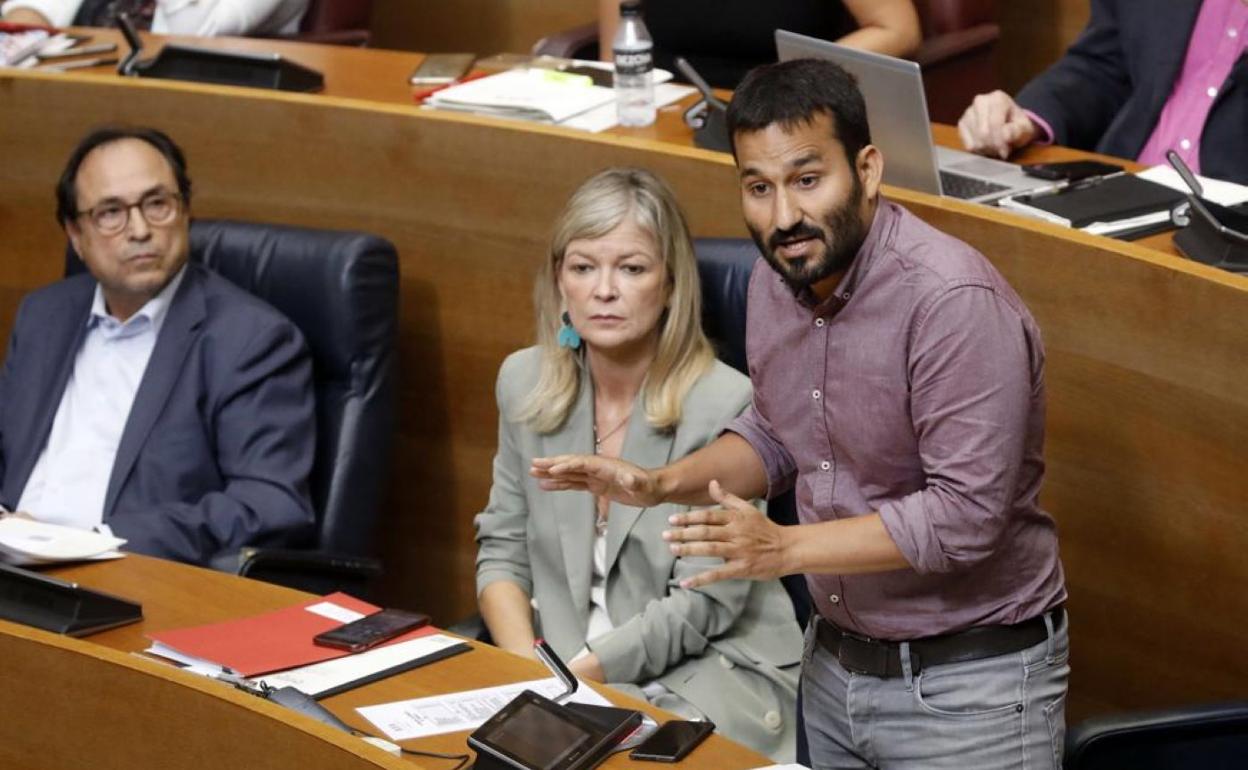 Vicent Soler, conseller de Hacienda; Gabriela Bravo, consellera de Justicia; y Vicent Marzà, de Educación, en Les Corts. 