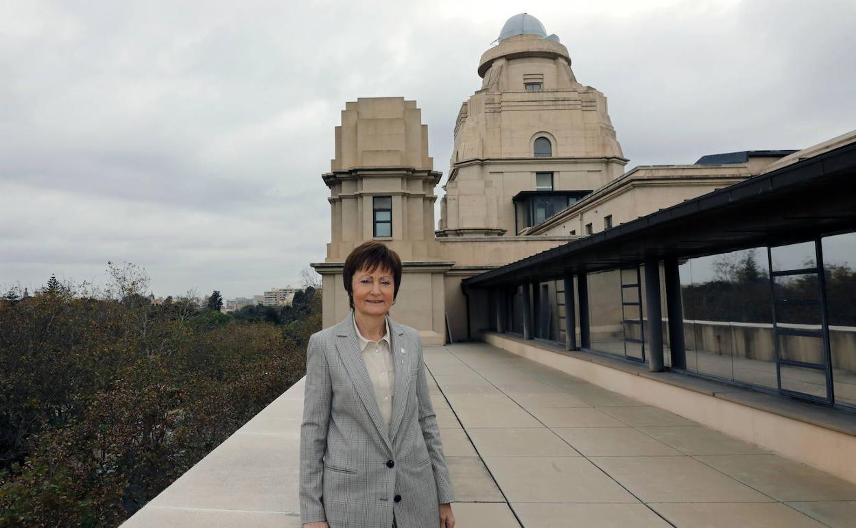 Mavi Mestre en la terraza del edificio del rectorado, con vistas a la avenida Blasco Ibañez, un día gris.