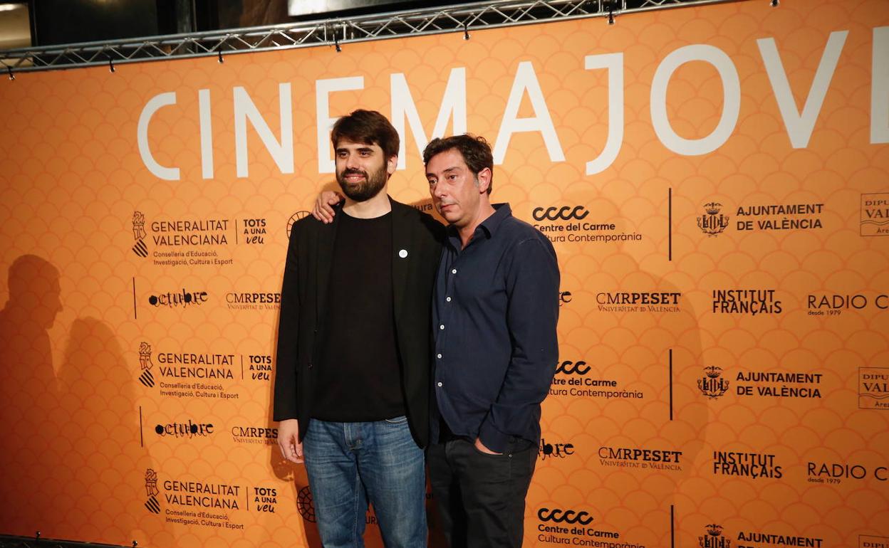 Carlos Madrid, con el realizador portugués Miguel Gomes, premio Luna de Valenci, en la pasada edición de Cinema Jove. 