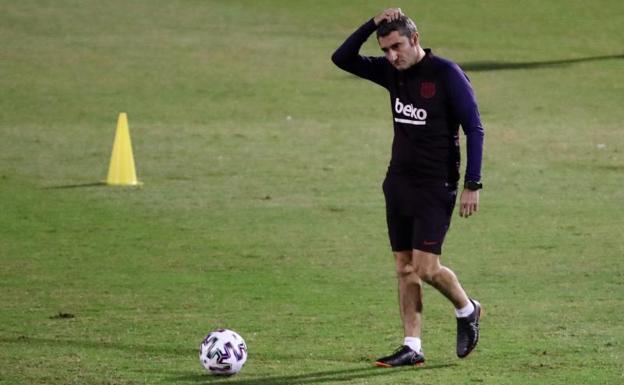 Ernesto Valverde, durante el entrenamiento del Barça previo al duelo ante el Atlético.