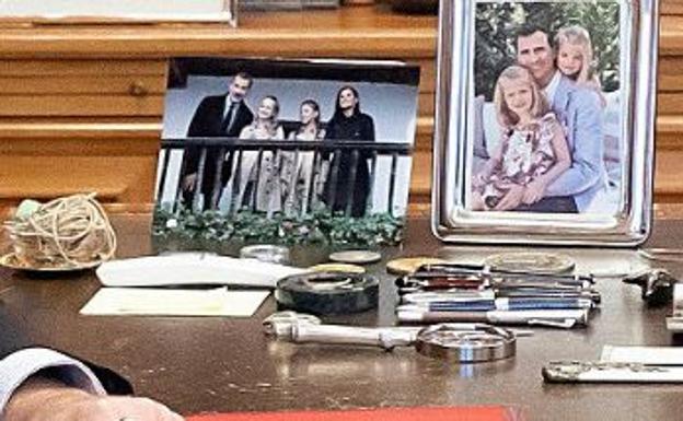 Imagen principal - Lo que el Rey Felipe VI tiene sobre su mesa del despacho: de la lupa gigante a la Copa del Mundo