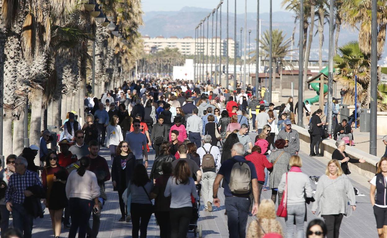 Personas paseando en Valencia. 