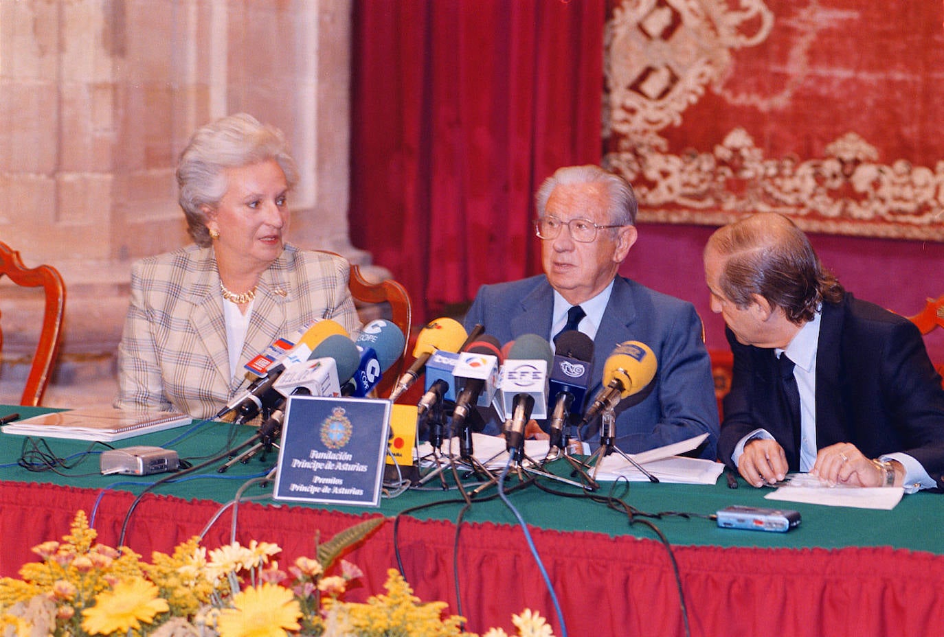 Como miembro de la Familia Real, la infanta Pilar de Borbón ha sido testigo de muchos de los acontecimientos sociales de la historia del país y como presidenta de la Federación Ecuestre Internacional y miembro del Consejo de Honor del Comité Olímpico Español ha tomado parte en muchos de los hitos de los deportistas españoles. Estos cargos la llevaron a ser jurado de los premios Príncipe de Asturias de los Deportes.