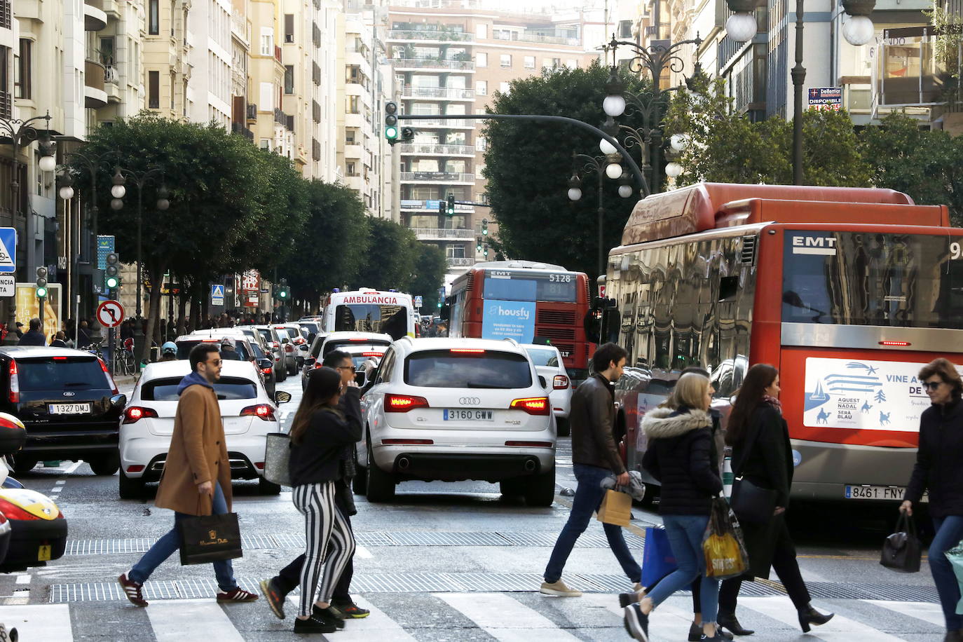 Tanto la concejala de Participación, Elisa Valía, como el alcalde Ribó han señalado que no está decidido el cierre al tráfico y se verá cuando acabe esta iniciativa. «Se considera viable la elaboración de un estudio para el análisis de posibles soluciones para la mejora del tránsito de viandantes por la calle Colón, manteniendo el acceso a la EMT, taxis, residentes y autorizados», es la respuesta que ofrecen los técnicos a la propuesta ciudadana. 