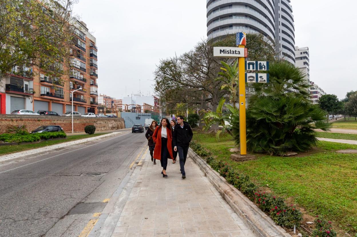 La vicealcaldesa de Valencia, Sandra Gómez, con el alcalde de Mislata, Fernández Bielsa, en la visita al municipio. 