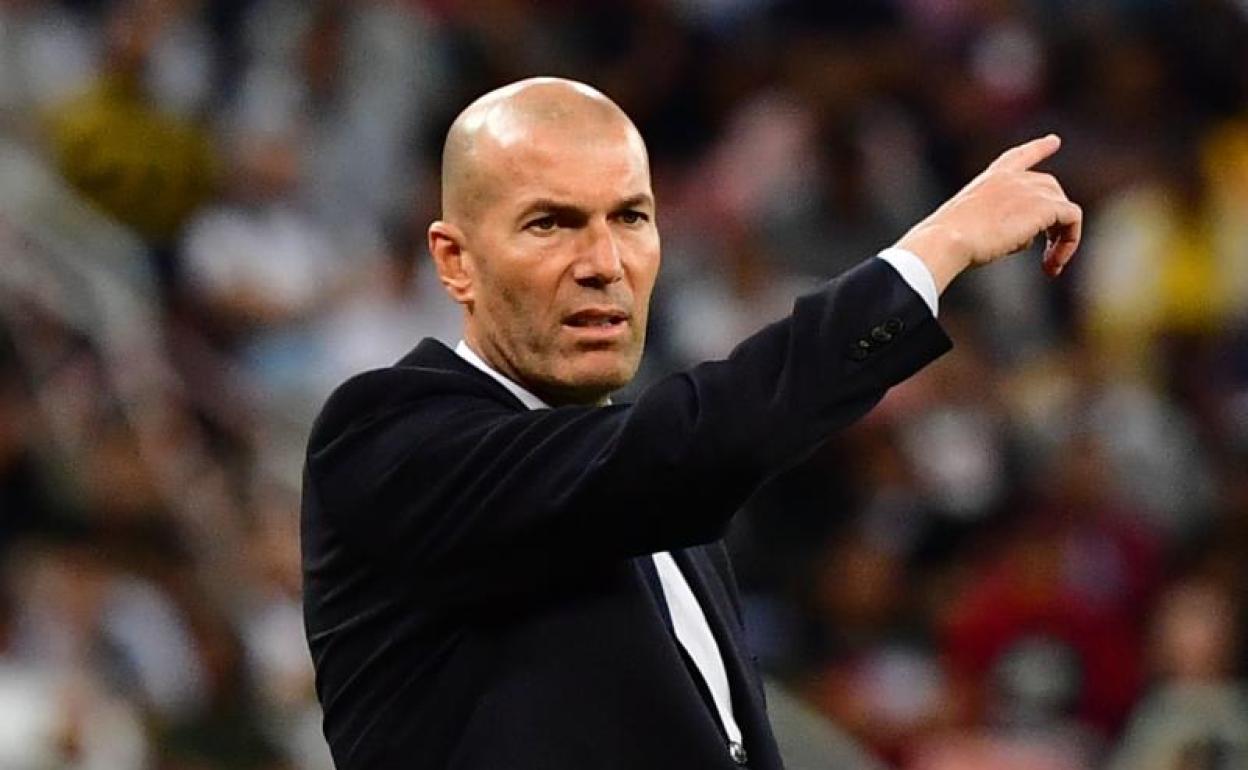 Zinedine Zidane, entrenador del Real Madrid, dirige a sus jugadores en el primer asalto de la Supercopa.