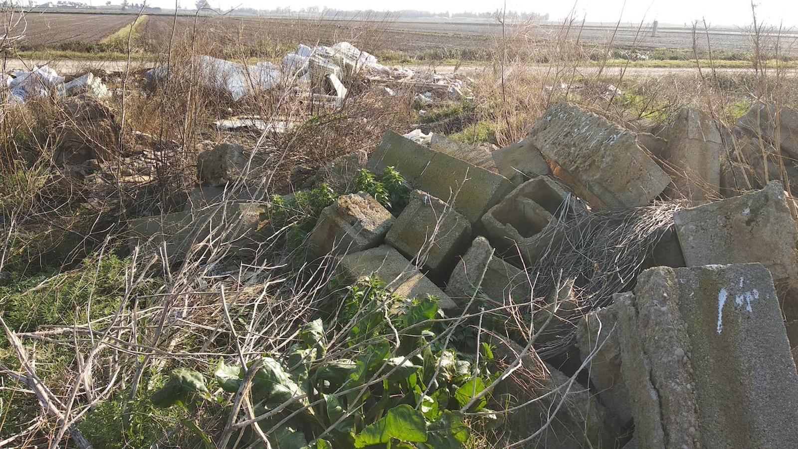 Escombrera situada en el camino Barrio del Tremolar, junto a la acequia del Vall.