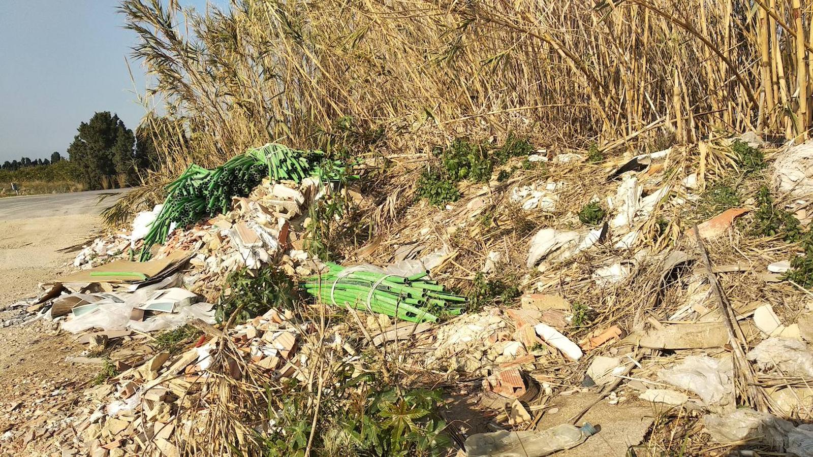 Vertido incontrolado situado junto a la CV-500, en el término municipal de Pinedo. Fue limpiado hace unos días por los servicios municipales. 