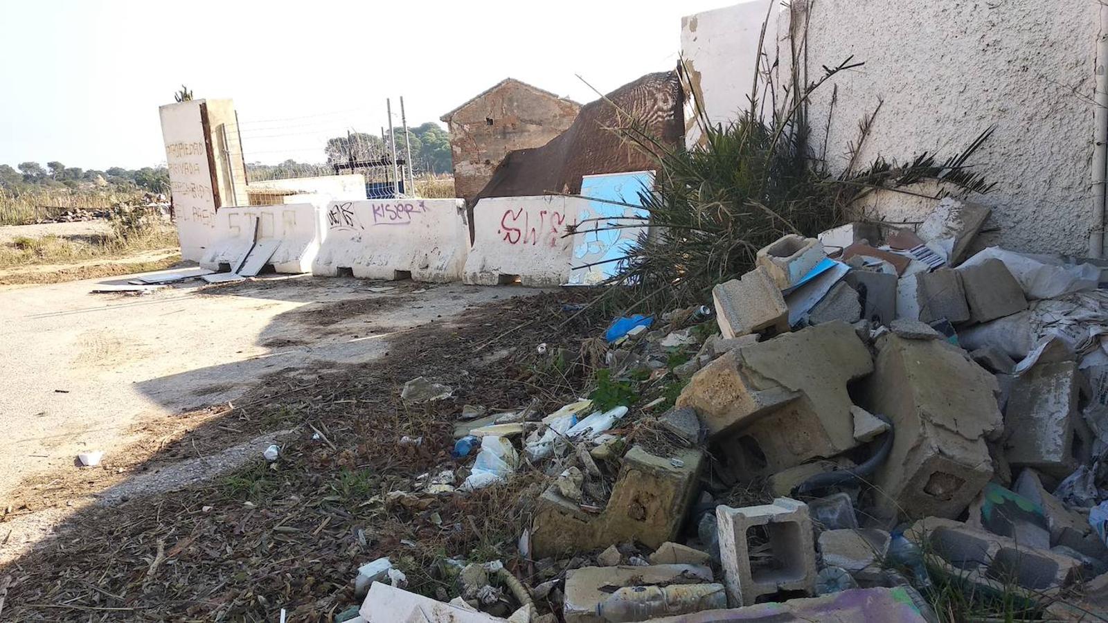 Escombros acumulados junto a una nave, cerca de la Masía Santarrita. 