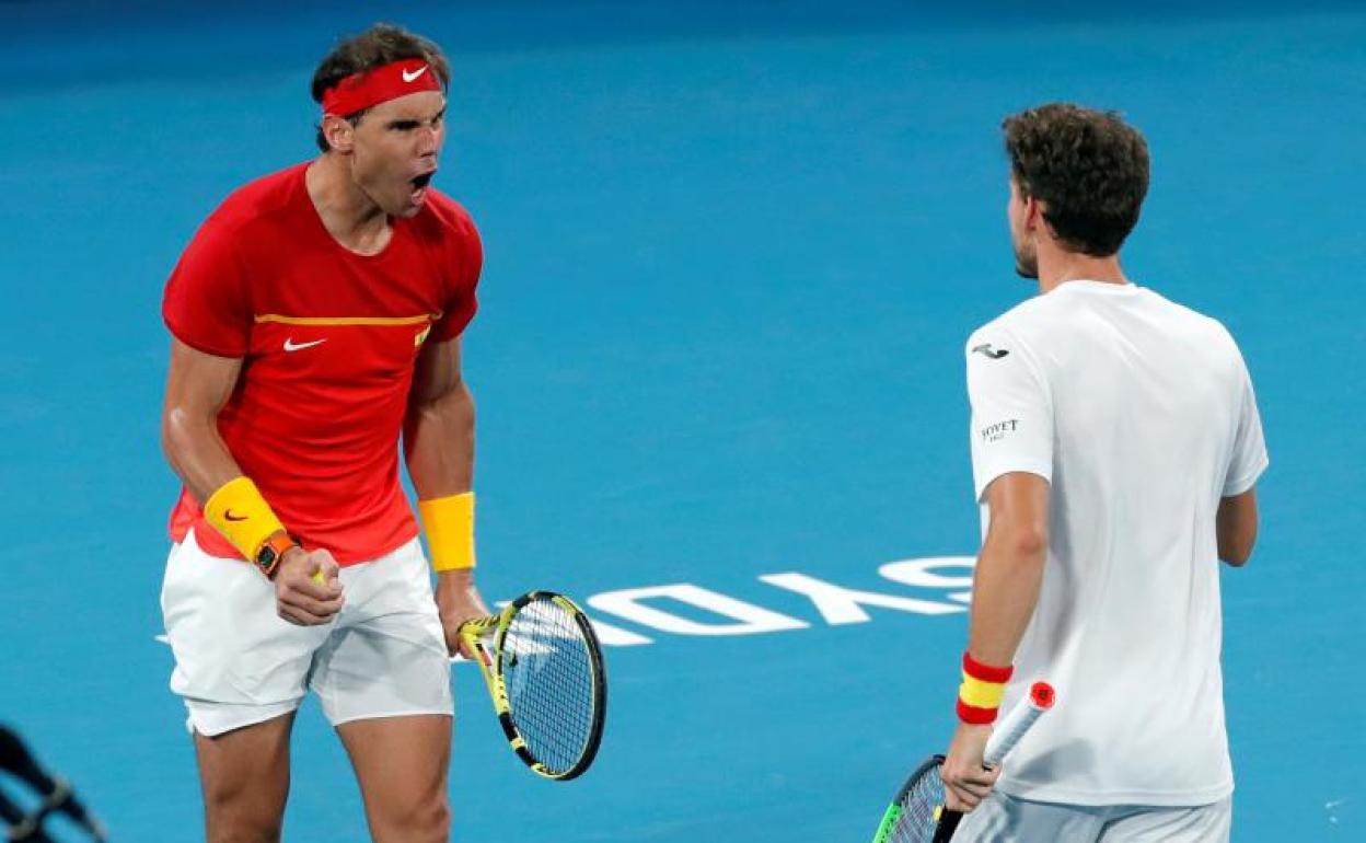 Rafa Nadal y Pablo Carreño celebran su victoria en el dobles frente a Bélgica.