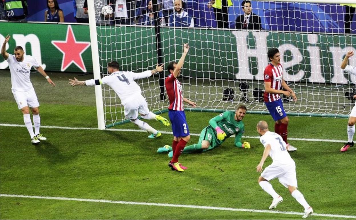 Sergio Ramos celebra el gol del 1-0 al Atlético en la final de la Champions de Milán. 