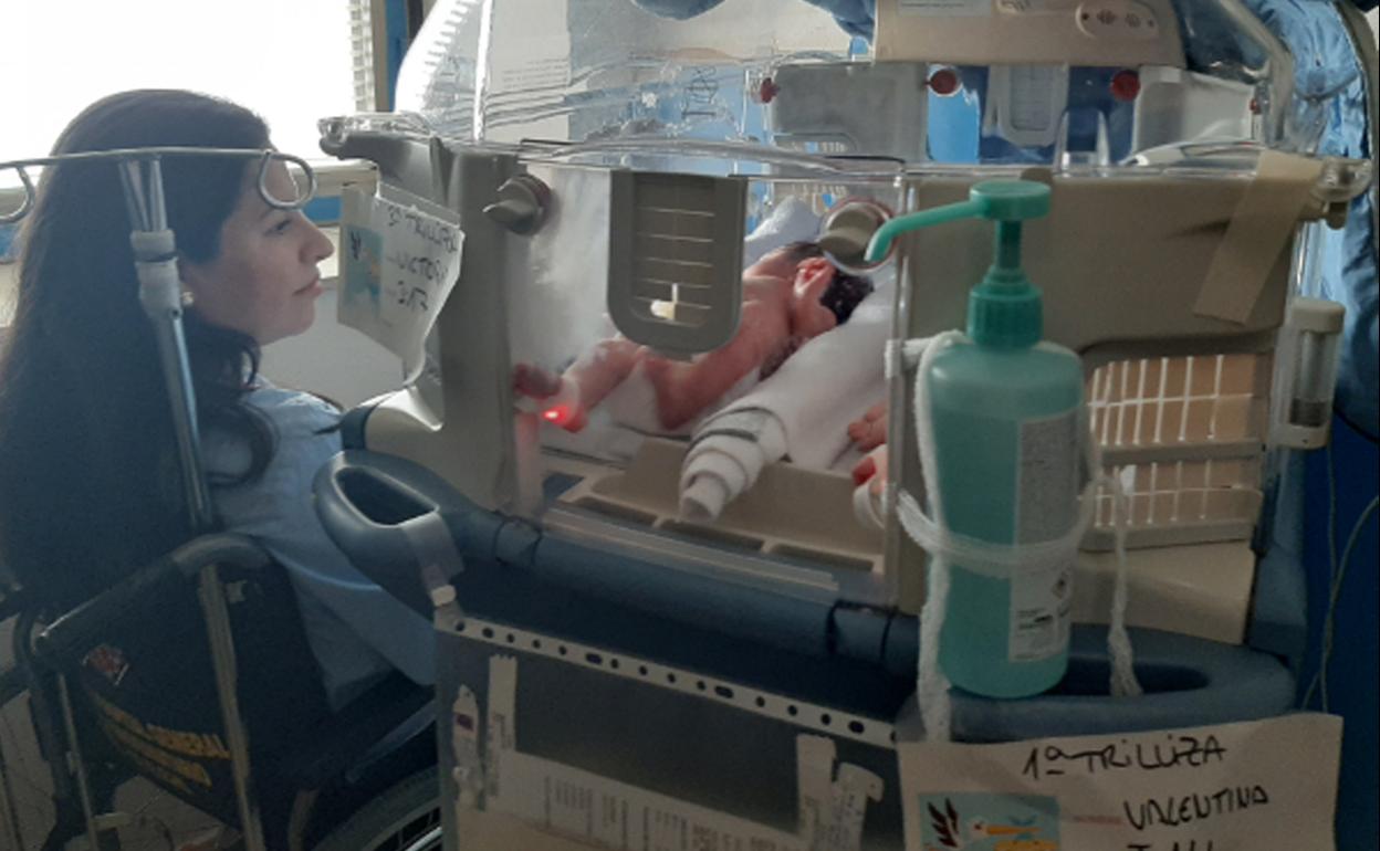 Dos de las trillizas, en una incubadora doble en la UCI Neonatal del General de Elche.