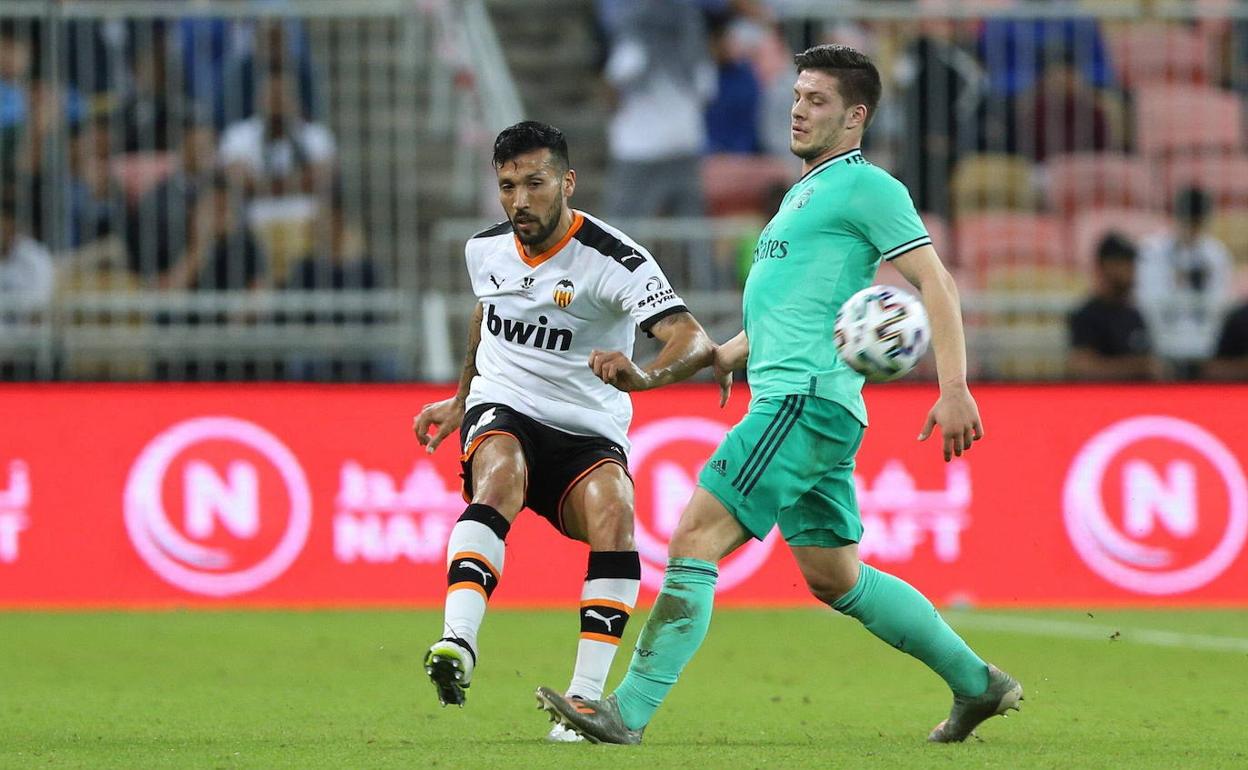 Garay saca el balón contra Jovic en el partido de la Supercopa ante el Real Madrid