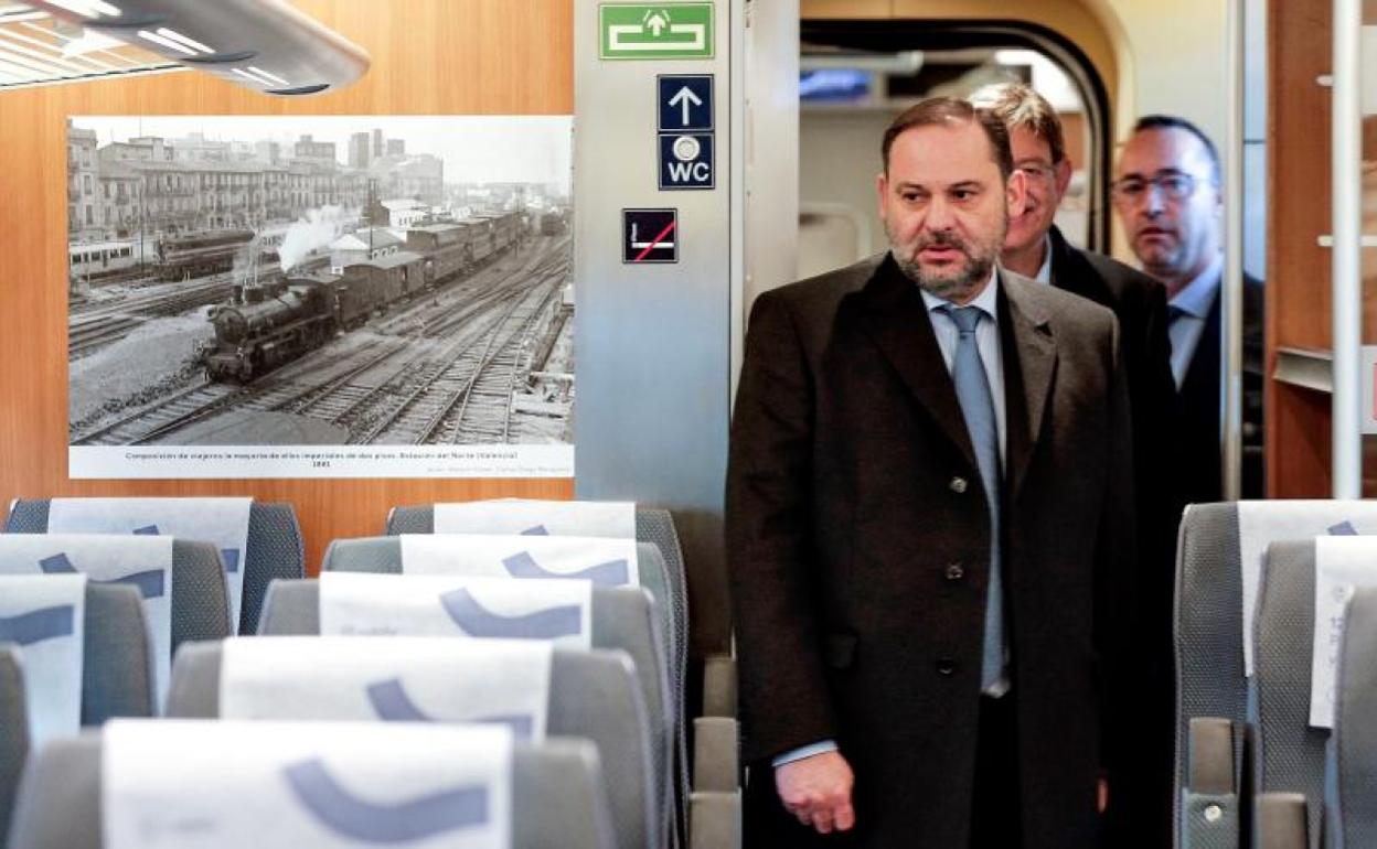 Abalos sube junto a Puig al tren para ver la exposición en la Estación del Norte. 